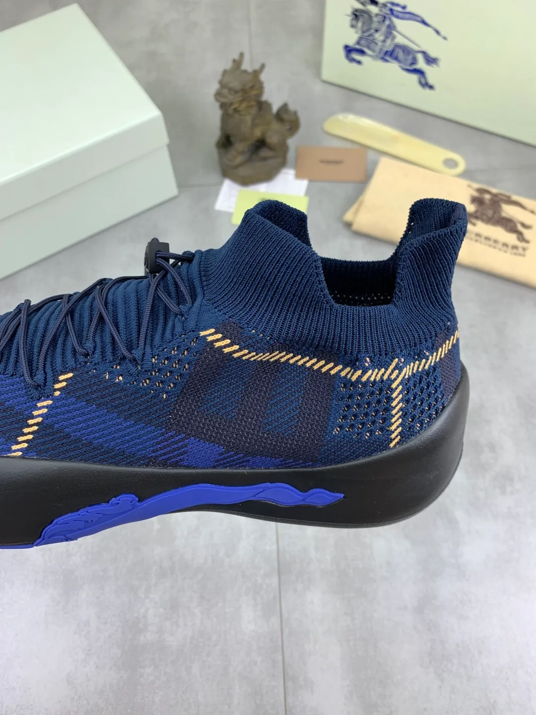 Men's Men's Shoes 💰P620 💰【New Style】Top Version 🆘【Burberry】New Burberry Fly Knit Shoes are now available with perfect workmanship! 🔥Perfect shape and top quality🙈Non-slip and wear-resistant high-end rubber outsole👣Versatile and comfortable shoes, standard size: 39-45 (customized 38-46) 2️⃣colors available Top-quality packaging